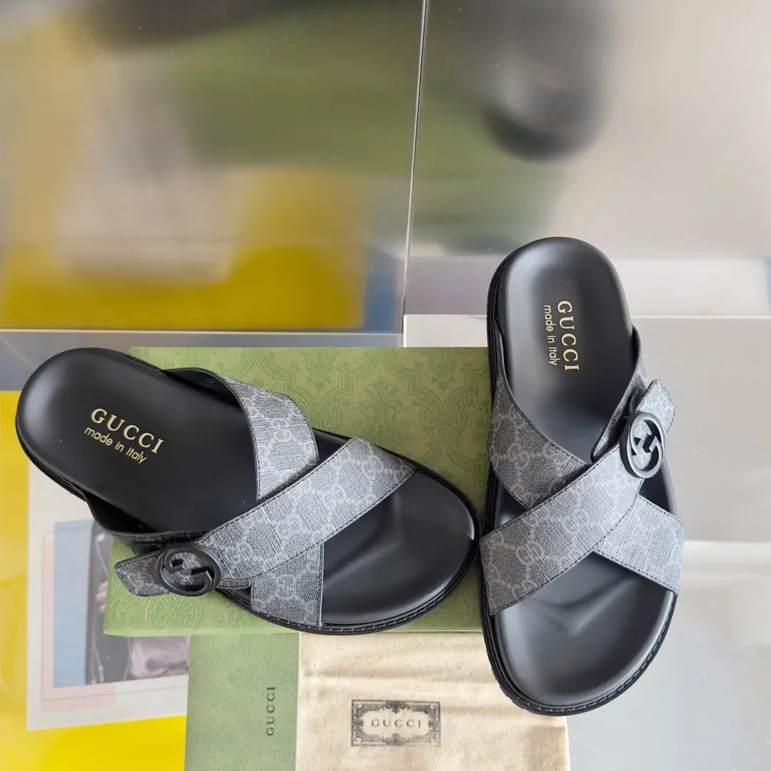 [G Home] Men's Men's Shoes💰: 300💰Size: 38-45 🆕2024Gucci Gucci Summer New Style Double G Presbyopia Flip-flops Cross Sandals Thick Sole Slippers Beach Shoes Original Purchase and Development Production G family's 2024 new summer dark horse items, fashion bloggers at home and abroad have put on the show, and it has become popular on social platforms at home and abroad. Fashionistas must pay for it, and they spend a lot of money to create ingenious craftsmanship and accurately restore every detail. Exquisite packaging at the delivery counter🛍📦 ▪️ Fabric: Original imported double G presbyopic leather ▪️ Lining: Original imported leather ▪️ Sole: Original open molded T men's shoes 💰U outsole ▪️ Bottom thickness: 3CM